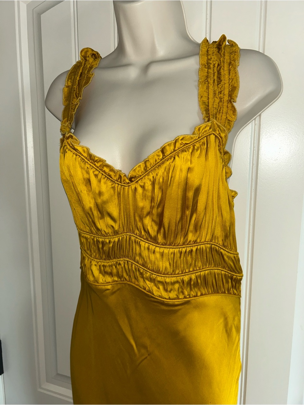 NEW Astr Satin Slip Dress in Vibrant Yellow Gold Sz L - Picture 2 of 4